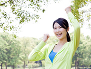 自然の中ですっきりとした様子の笑顔の女性