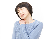 肩こりで辛そうな女性