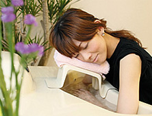 ゲルマニウム温浴中の女性