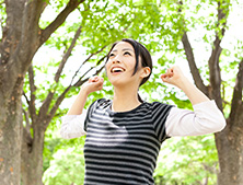 自然の中にいる女性