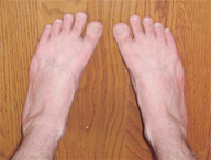 つま先を閉じるように内股で立つ