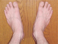 つま先が少し開くように立つ