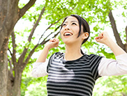 自然の中にいる女性